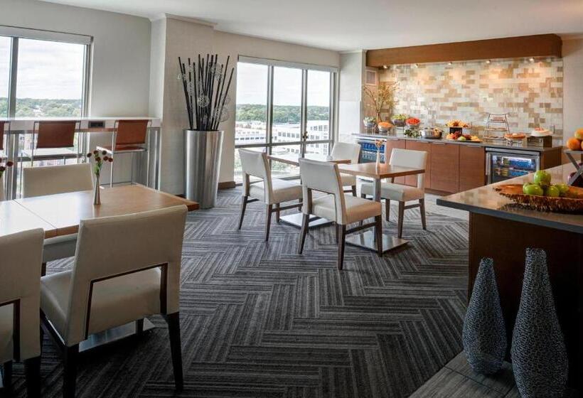 Номер Клуб, Newport News Marriott At City Center