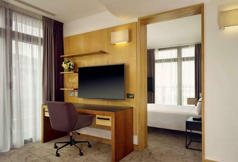 سوییت جونیور, Park Plaza County Hall London