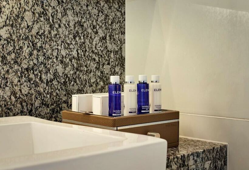 سوییت جونیور, Park Plaza County Hall London