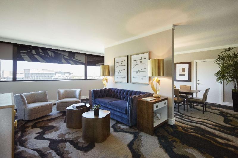 キングサイズベッドのスイートルーム, The Highland Dallas, Curio Collection By Hilton