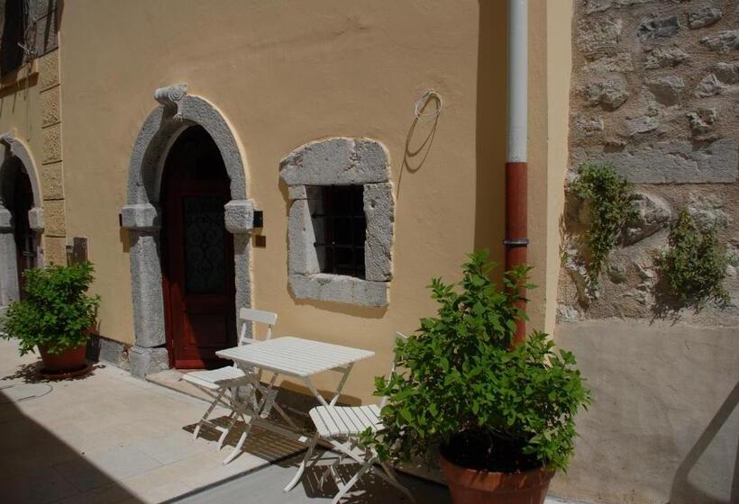 اتاق لوکس, Old Town Inn