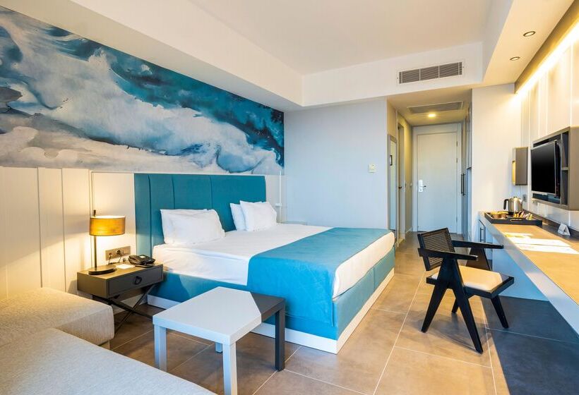 اتاق اساندارد با چشم‌انداز جانبی به دریا, Crystal Centro Resort  Ultimate All Inclusive