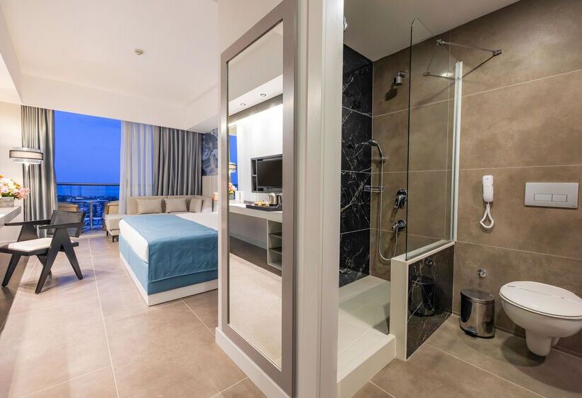اتاق اساندارد با چشم‌انداز جانبی به دریا, Crystal Centro Resort  Ultimate All Inclusive