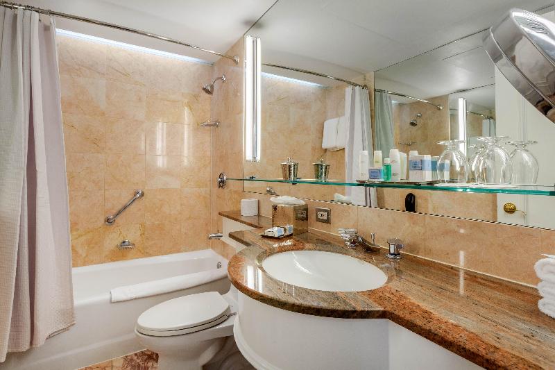 سوئیت با تخت بزرگ, Omni Berkshire Place