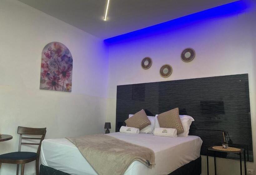 اتاق لوکس, 40 40 Accommodation