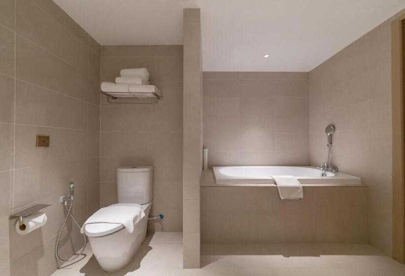 Deluxe Suite King Bed, Glenmarie Hotel & Golf Resort