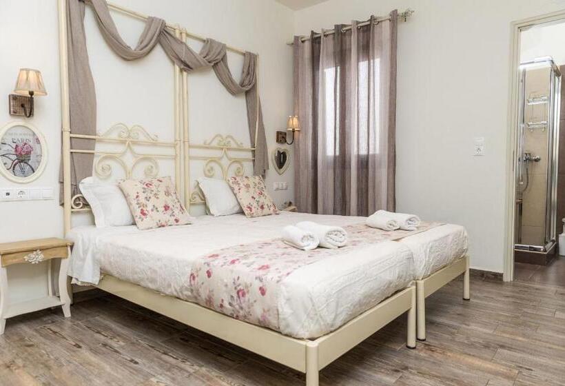 Номер Deluxe, Naxos Petite Studios
