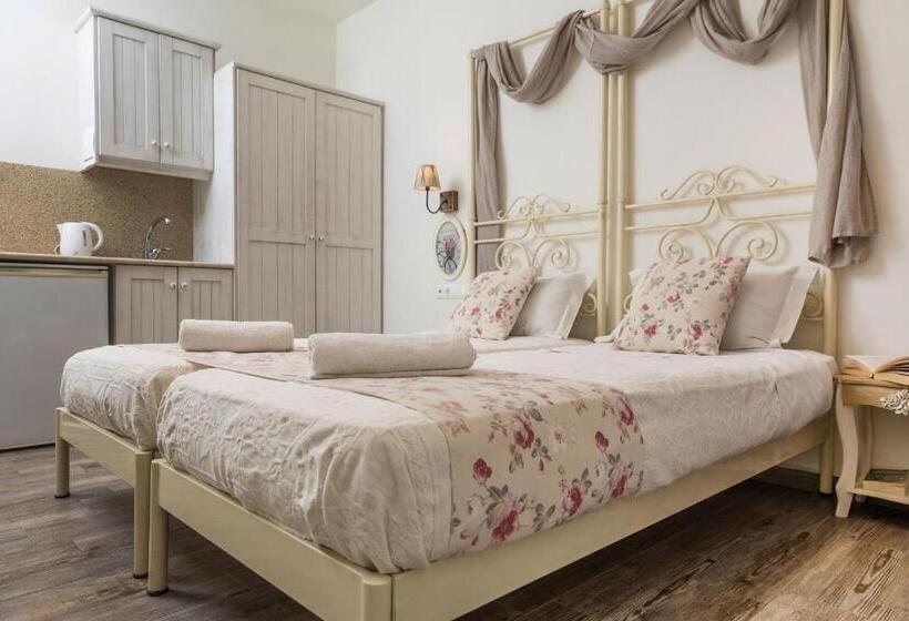 Номер Deluxe, Naxos Petite Studios