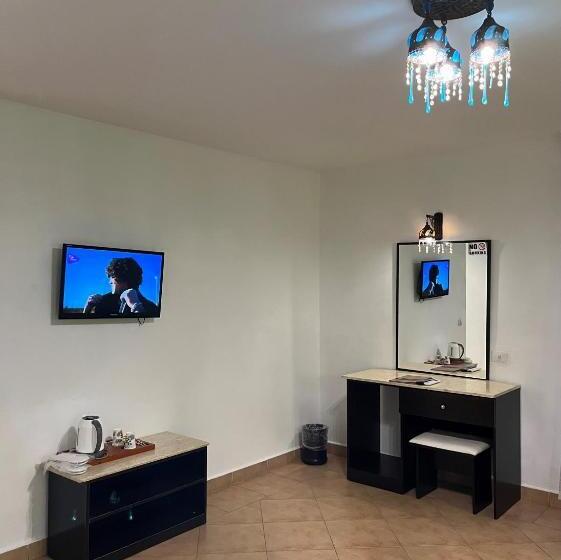 スタンダードルーム, Naama Blue