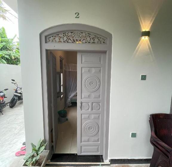 标准三人间外部浴室, Hawara Coliving Midigama