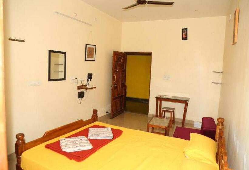 اتاق لوکس با تخت بزرگ, Blissful Haven Art House   Near Entrance To Auroville