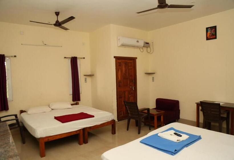 اتاق استاندارد چهارنفره با بالکن, Blissful Haven Art House   Near Entrance To Auroville