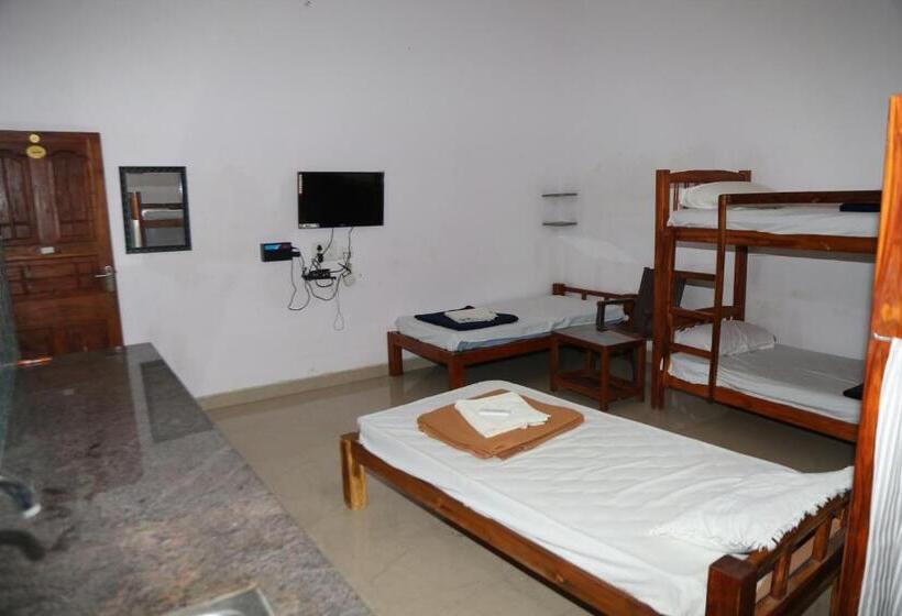 اتاق لوکس خانوادگی, Blissful Haven Art House   Near Entrance To Auroville