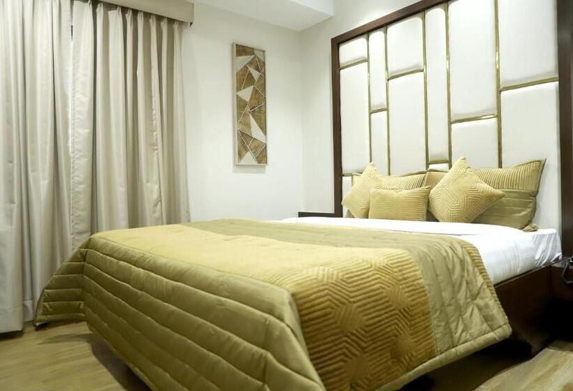 스탠다드 룸 킹사이즈 침대, Grand Girdhar