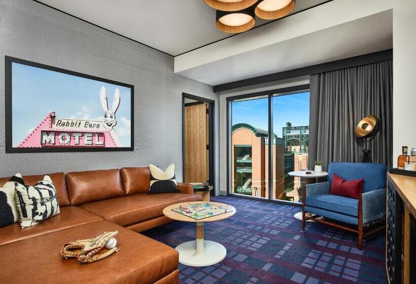标准工作室, The Rally Hotel At Mcgregor Square