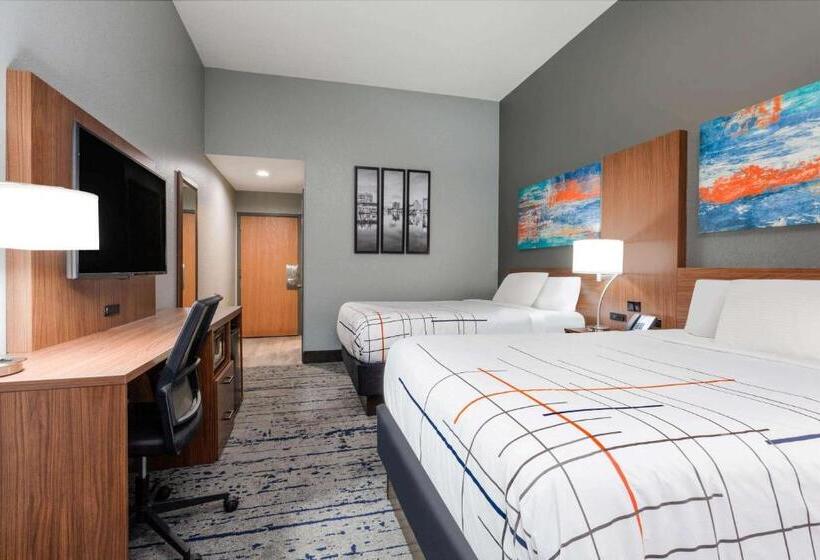 Номер Deluxe, La Quinta Inn & Suites By Wyndham St. Petersburg Northeast