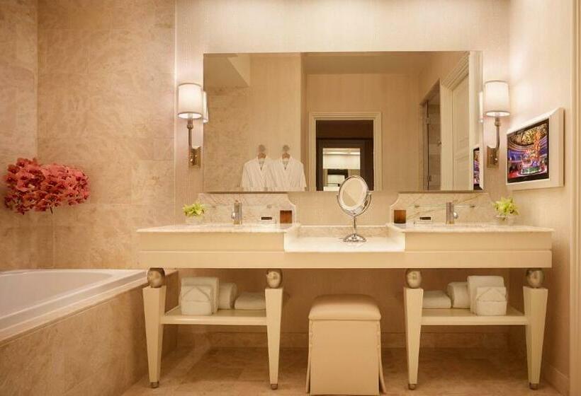 اتاق دلوکس با تخت کینگ و چشم‌انداز شهر, Wynn Macau