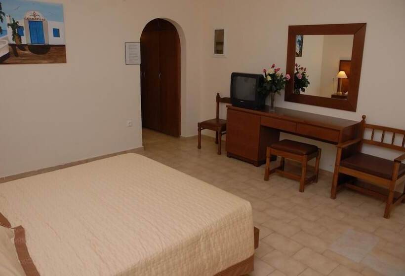 استودیو استاندارد با چشم‌انداز استخر, Paleos Apartments