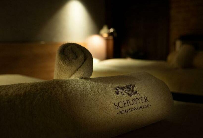 이그제큐티브 룸, Schuster Boarding House