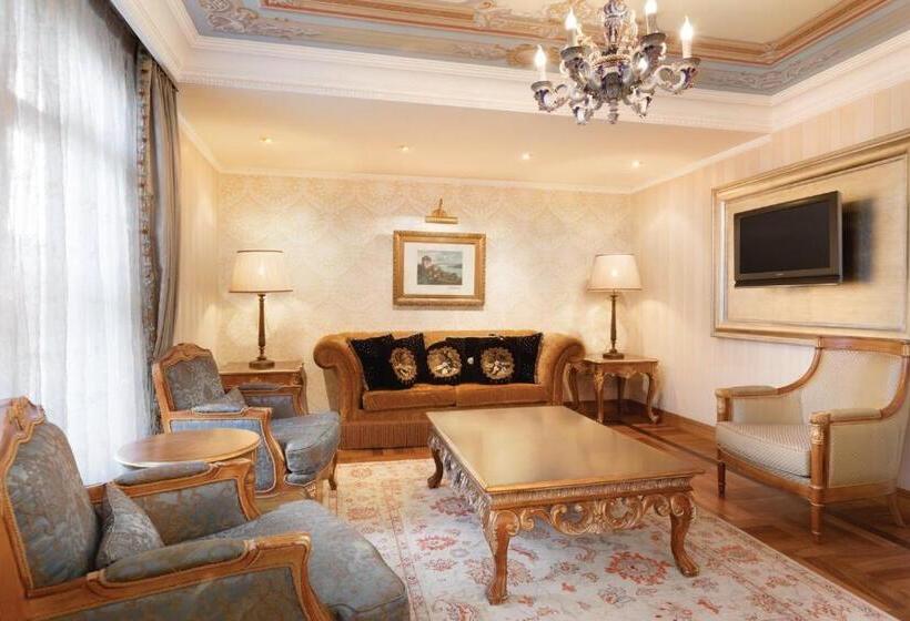 キングサイズベッドのスイートルーム, Crowne Plaza Istanbul   Old City, An Ihg