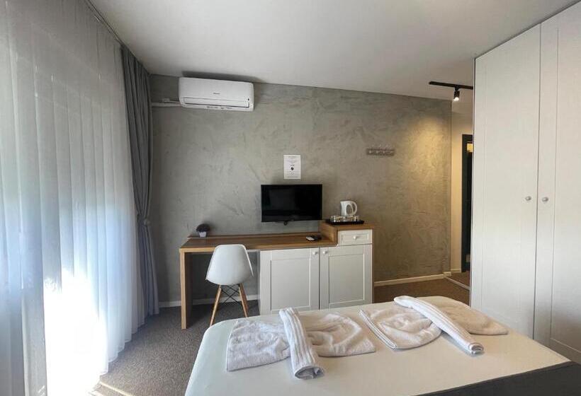 バルコニー付きスタンダードルーム, New Prishtina Luxury Rooms