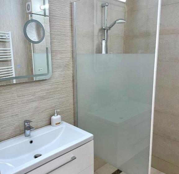 اتاق لوکس با چشم‌انداز شهر, Caprice Deluxe Accomodation