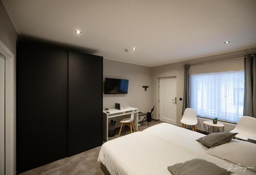 Номер Стандарт, La Reine Hôtel, City Centre