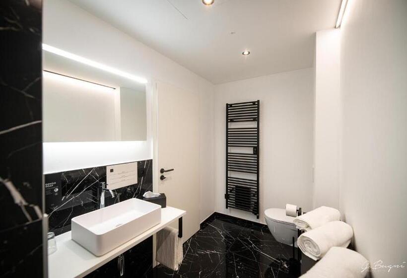 Номер Superior, La Reine Hôtel, City Centre
