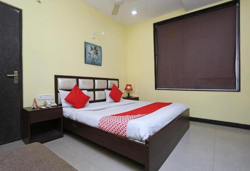 اتاق کلاسیک سه تخته, Oyo 2660  Radhe Inn