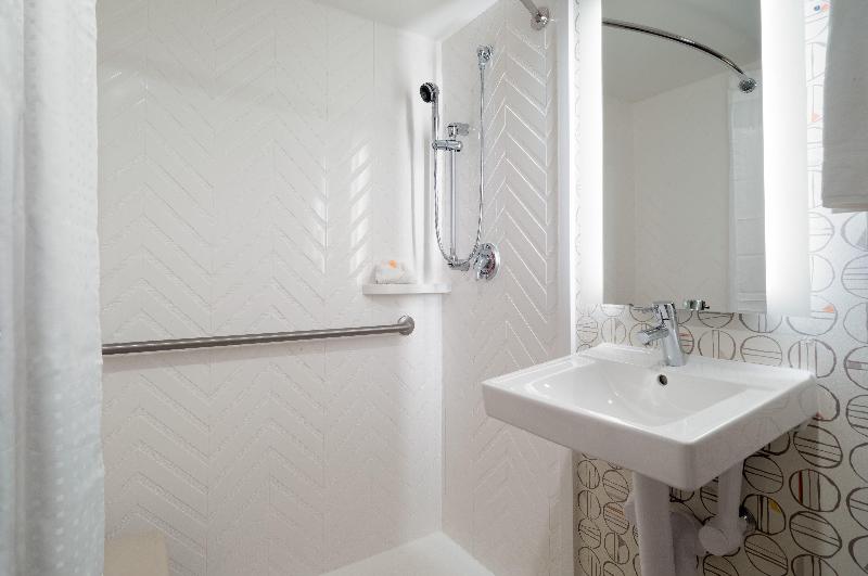 اتاق استاندارد با تخت بزرگ برای معلولان, Holiday Inn Wall Street, An Ihg