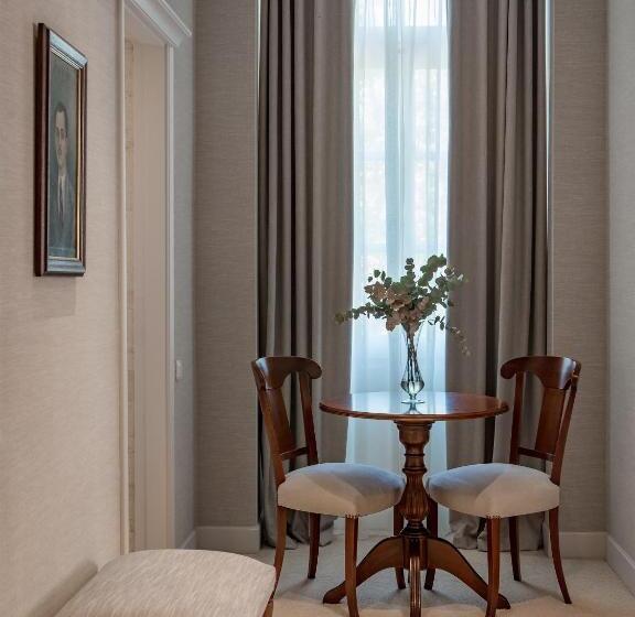 سوییت جونیور, The Kefalari Suites
