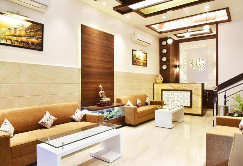 Семейный Номер, Hollywood Heights Near Railway Station