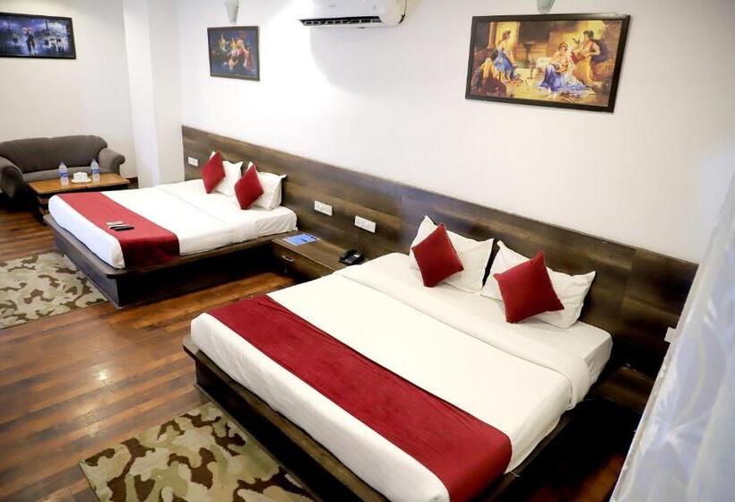 Семейный Номер, Hollywood Heights Near Railway Station