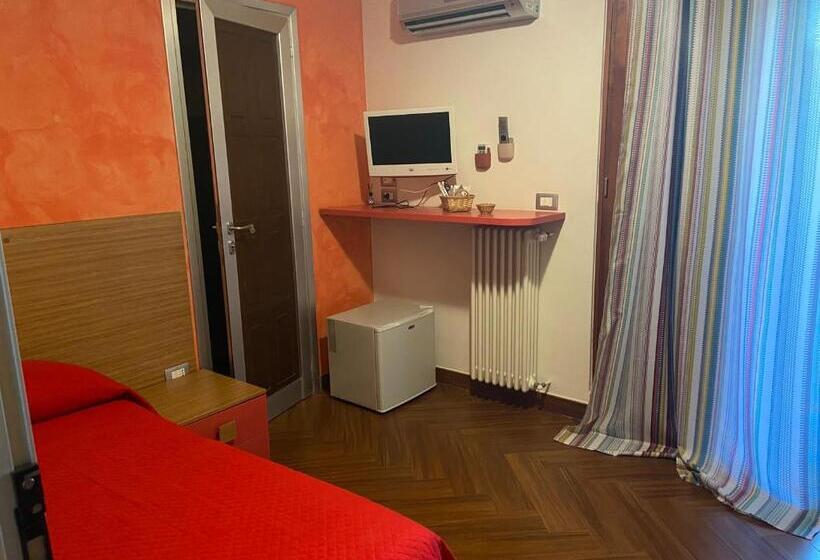 اتاق یک تخته با تراس, B&b Al Porto Novo