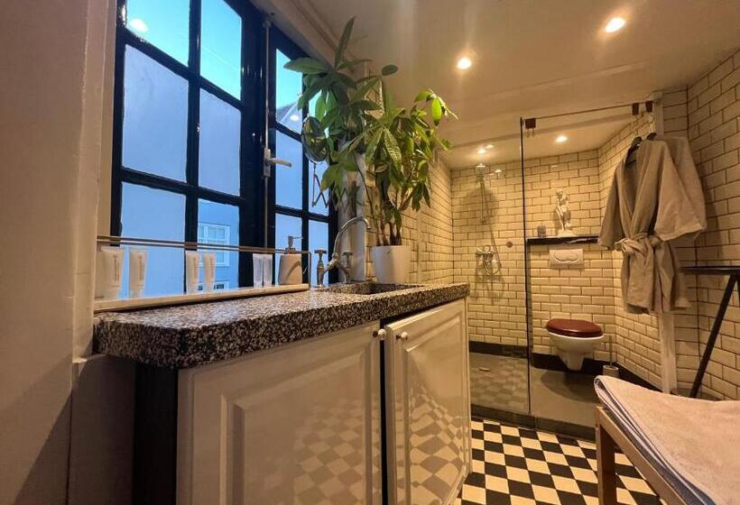 Номер Deluxe, The Enlightened House Luxury Suites