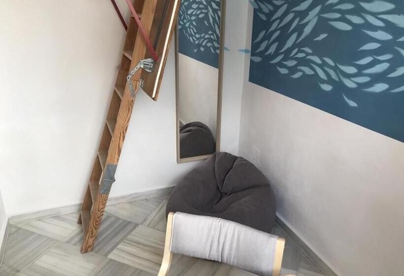 Standard Yhden Hengen Huone, Floating House Tarifa