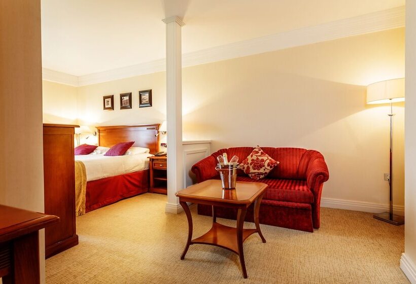 جناح جونيور, Bryn Meadows Golf, Hotel & Spa
