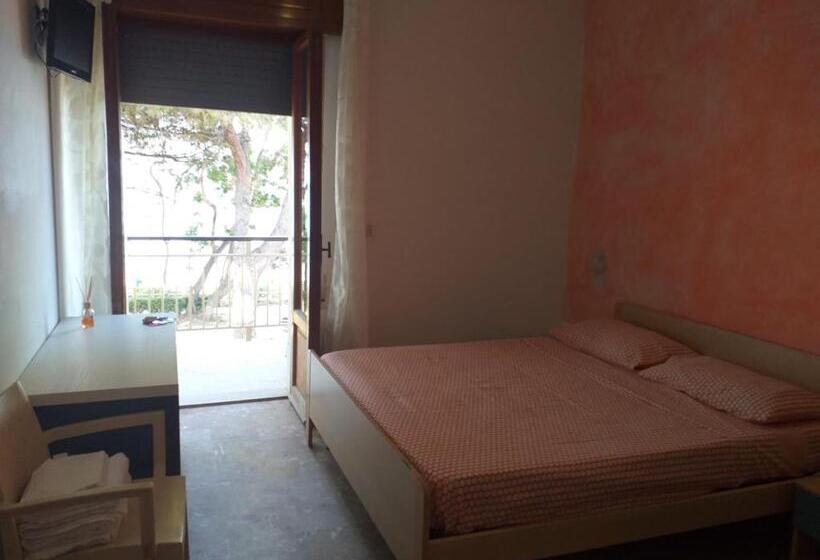 スタンダードシングルルーム, Room In Bb   Quadruple Room 5 Minutes From The Sea