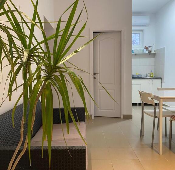 اتاق خانوادگی با سرویس بهداشتی مشترک, Omis Rooms