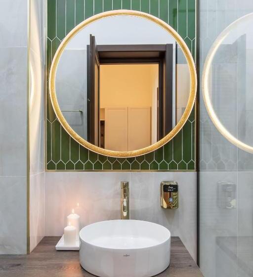 استودیوی استاندارد, Holt Old Town Suites