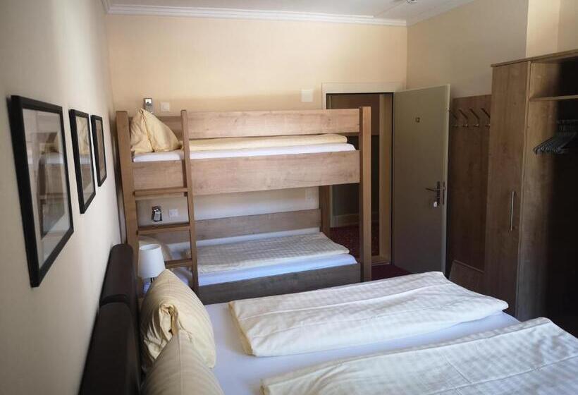 Economy Quadruple Room, Staubbach