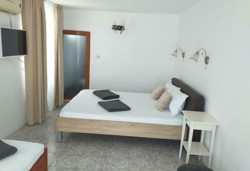 اتاق استاندارد سه نفره, Casa Edy