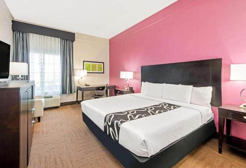 适合残疾人士使用的带超级大床的标准间, La Quinta Inn & Suites By Wyndham Winnie
