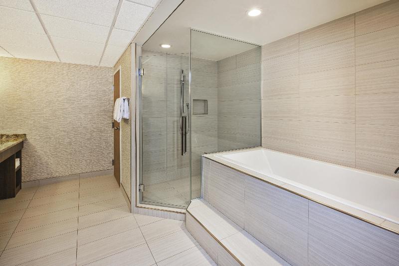 Номер Стандарт Адаптированный для Инвалидов, Hampton Inn & Suites National Harbor   Alexandria Area