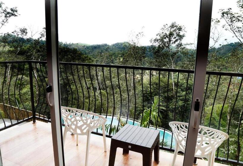 标准间带游泳池, Serene Crest Resort