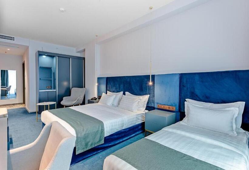 اتاق استاندارد با تخت بزرگ برای معلولان, Ramada By Wyndham Tbilisi Old City