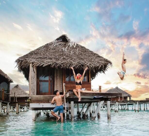 بنجلو قياسى, Azul Over The Water Resort