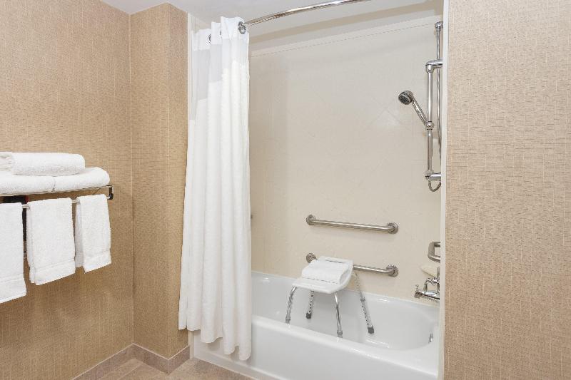 Номер Стандарт Кровать Кинг Адаптированный для Инвалидов, Holiday Inn Express Hotel & Suites Hampton South Seabrook, An Ihg