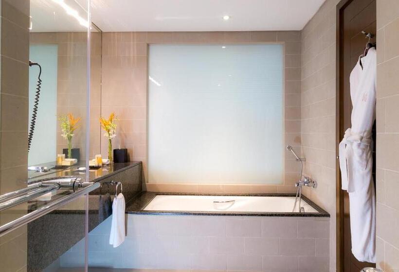 اتاق لوکس با تخت بزرگ, Grand Millennium Al Wahda Hotel And Executive Apartments Abu Dhabi