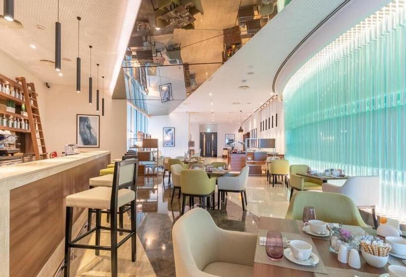 Club Room King Bed, Grand Millennium Al Wahda Hotel And Executive Apartments Abu Dhabi